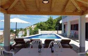 Bazén v ubytování Holiday Home Lokva Rogoznica Ya-1961 nebo v jeho okolí