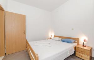 sypialnia z dużym łóżkiem i dwiema lampami w obiekcie 1 Bedroom Amazing Apartment In Biograd w Biogradzie na Moru