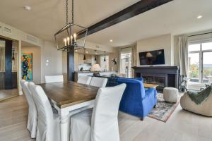 Un comedor y una sala de estar con mesa y sillas. en Altitude 170-8 Ultimate Luxury, en Mont-Tremblant