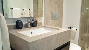 Bilik mandi di Ellipse Waterfall Executive Two Bedroom