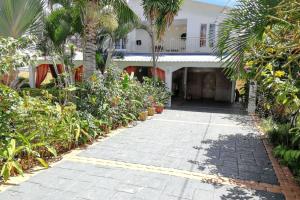 フリック・アン・フラックにあるCharming studio in Flic en Flac with enclosed garden, 25m²のヤシの木の前の通路