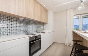 Η κουζίνα ή μικρή κουζίνα στο Stunning Home In Polje With Wifi