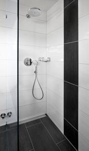 a bathroom with a shower with a shower head at Das Gästehaus Eimeldingen in Eimeldingen