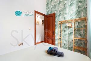 un letto con un paio di cravatte blu sopra di Casa TIPICA MALAGUEÑA con PATIO en el centro a Málaga Altre 13 foto