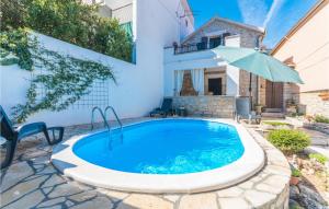Bazén v ubytování Two-Bedroom Holiday Home In Benkovac nebo v jeho okolí