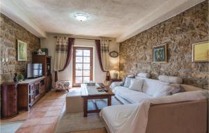 Posezení v ubytování Two-Bedroom Holiday Home In Benkovac