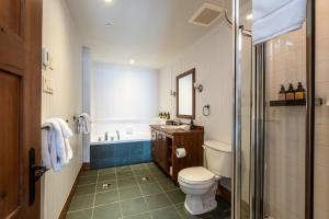 Ένα μπάνιο στο Stunning Views Cozy Comfort - Altitude 170-5 +20 φωτογραφίες