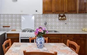 Η κουζίνα ή μικρή κουζίνα στο 3 Bedroom Beautiful Apartment In Senj