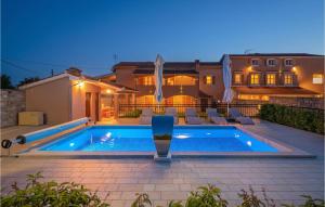 Bazén v ubytovaní Beautiful Apartment In Hr-52215 Vodnjan alebo v jeho blízkosti