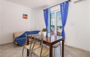 Fotografie z fotogalerie ubytování Beautiful Apartment In Stara Novalja v destinaci Stara Novalja