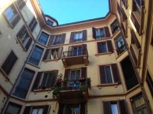 un edificio con ventanas y balcones en una calle en Zebra Rosso, en Milán
