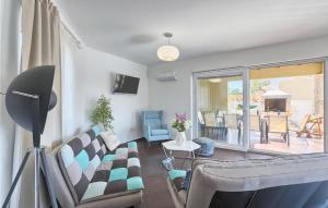 un salon avec un canapé et des chaises dans l'établissement Awesome Home In Naselje Muzini, à Tomišići