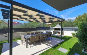 Vonkajšia záhrada v ubytovaní Eight-Bedroom Holiday Home In Kastel Novi