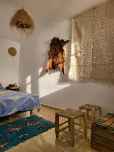 - une chambre avec un lit et un crâne sur le mur dans l'établissement The Trizit, à Taghazout 107 autres photos