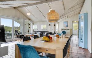 Η κουζίνα ή μικρή κουζίνα στο Beautiful Home In Thisted With Sauna +19 φωτογραφίες