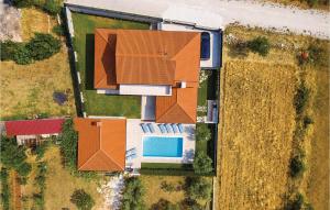 Bazén v ubytování 4 Bedroom Cozy Home In Vodnjan nebo v jeho okolí