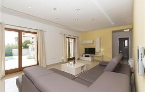 TV a/nebo společenská místnost v ubytování 4 Bedroom Cozy Home In Vodnjan
