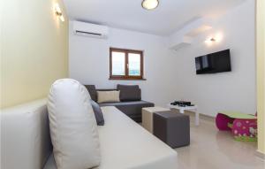 TV a/nebo společenská místnost v ubytování 4 Bedroom Cozy Home In Vodnjan