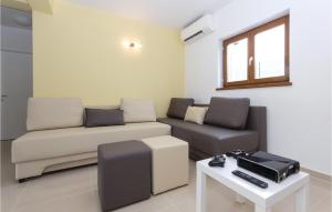 Posezení v ubytování 4 Bedroom Cozy Home In Vodnjan