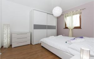 Postel nebo postele na pokoji v ubytování 4 Bedroom Cozy Home In Vodnjan