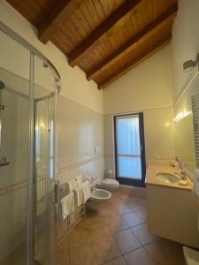 Vannituba majutusasutuses Albergo Commercio - Ristorante Mas-cì