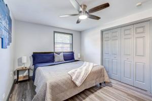 Ένα ή περισσότερα κρεβάτια σε δωμάτιο στο Modern 2 BR Elmwood Park Condo