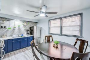 Η κουζίνα ή μικρή κουζίνα στο Modern 2 BR Elmwood Park Condo
