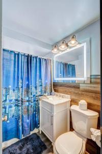 Ένα μπάνιο στο Modern 2 BR Elmwood Park Condo