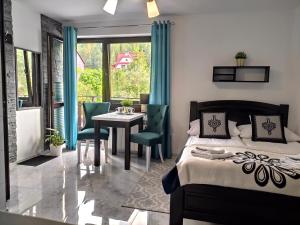Posteľ alebo postele v izbe v ubytovaní Pokoje i apartamenty u Sabiny - DOSTĘP DO JACUZZI TYLKO W WYBRANYCH OPCJACH sprawdź poniżej szczegóły rezerwacji