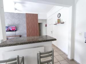 Η κουζίνα ή μικρή κουζίνα στο AP - 1 Dorm - Ar - Piscina - Churrasqueira - Academia - 350 metros Praia +28 φωτογραφίες