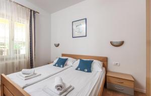 Postel nebo postele na pokoji v ubytování 2 Bedroom Awesome Apartment In Labin