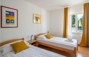 Postel nebo postele na pokoji v ubytování 2 Bedroom Awesome Apartment In Labin