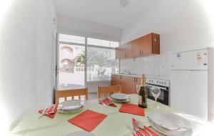 Kuchyň nebo kuchyňský kout v ubytování 1 Bedroom Amazing Apartment In Biograd + 10 fotografií