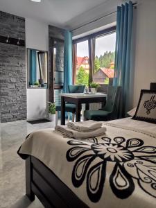 Posteľ alebo postele v izbe v ubytovaní Pokoje i apartamenty u Sabiny - DOSTĘP DO JACUZZI TYLKO W WYBRANYCH OPCJACH sprawdź poniżej szczegóły rezerwacji