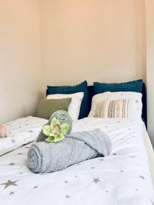 Postel nebo postele na pokoji v ubytování Serene Stay