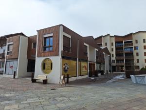a building with a sign on the side of it at Valberg Studio hyper centre in Valberg