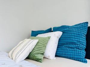 Postel nebo postele na pokoji v ubytování Serene Stay