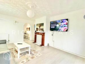 Μια τηλεόραση ή/και κέντρο ψυχαγωγίας στο Bright 3-Bedroom House, Driveway and Garden