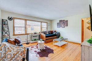 Χώρος καθιστικού στο Elmwood Park 2 BR Condo +4 φωτογραφίες