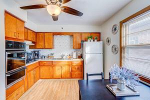 Η κουζίνα ή μικρή κουζίνα στο Elmwood Park 2 BR Condo