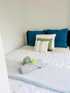 Postel nebo postele na pokoji v ubytování Serene Stay