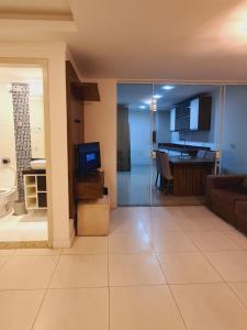 a living room with a couch and a television at Casa duplex, 400m da praia e 13min do Beto Carrero in Piçarras +49 photos