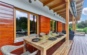 un tavolo in legno su una terrazza con sedie di Nice Home In Rakov Potok With Wifi a Rakov Potok