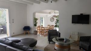 un salon avec un canapé et une table dans l'établissement Oxyzenvilla 34800 Lacoste, à Lacoste