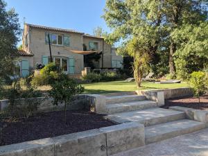 une maison avec des marches en béton devant une cour dans l'établissement Oxyzenvilla 34800 Lacoste, à Lacoste