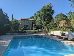 une piscine devant une maison dans l'établissement Oxyzenvilla 34800 Lacoste, à Lacoste