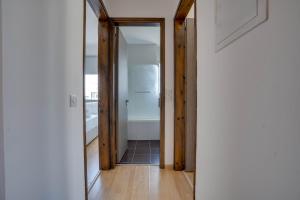 a hallway with a door leading to a bathroom at Spacious Modern 3bd Apt In Prestigious Engomi in Ayios Dhometios