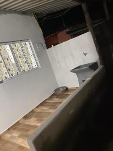 an empty room with a sink and a window at Casa de aluguel da vitoria in Ubatuba
