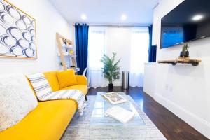 Μια τηλεόραση ή/και κέντρο ψυχαγωγίας στο 69-4C Brand New Holiday Haven Prime Lower East Side 1BR Apt