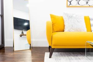 Μια τηλεόραση ή/και κέντρο ψυχαγωγίας στο 69-4C Brand New Holiday Haven Prime Lower East Side 1BR Apt +27 φωτογραφίες